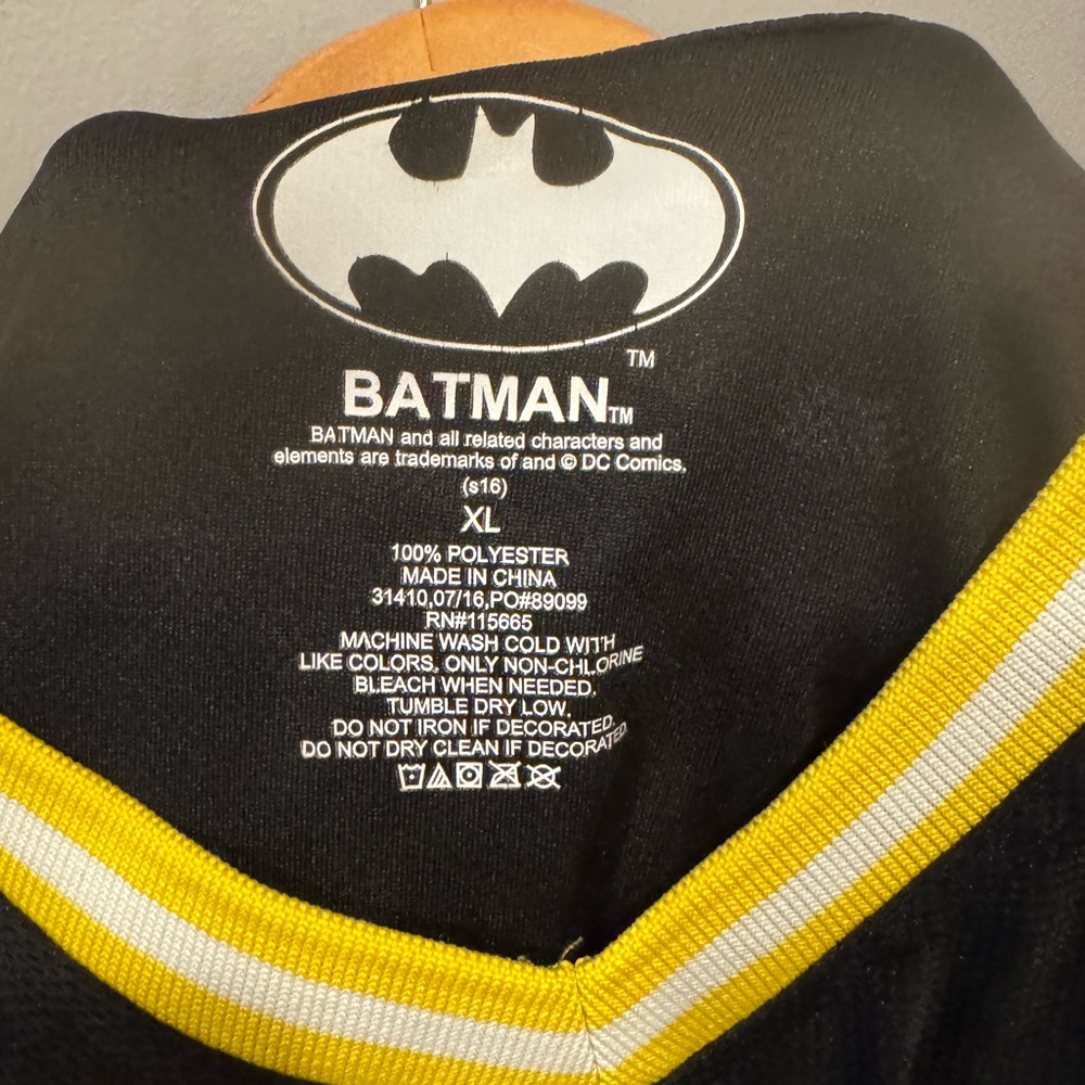 Batman jersey Boys XL - Picture 3 of 3